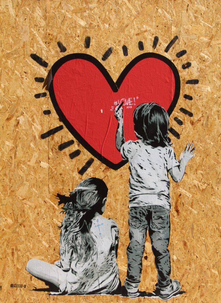 Enfants qui dessinent pendant un atelier d'art thérapeutique