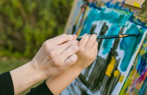 adulte qui accompgne pour un atelier d'art thérapeutique pour enfants